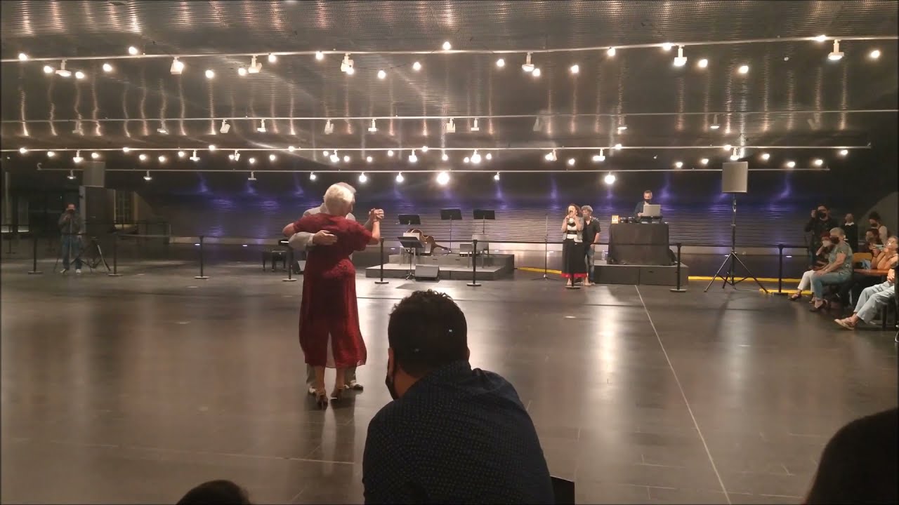 RICARDO MACEIRAS "EL PIBE SARANDÍ" & ELINA ROLDAN BAILANDO UNA MILONGA