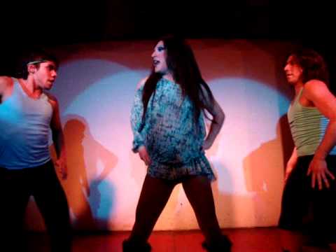 Priscilla Bullock - Y yo siguo aqui - Paulina Rubio .MPG