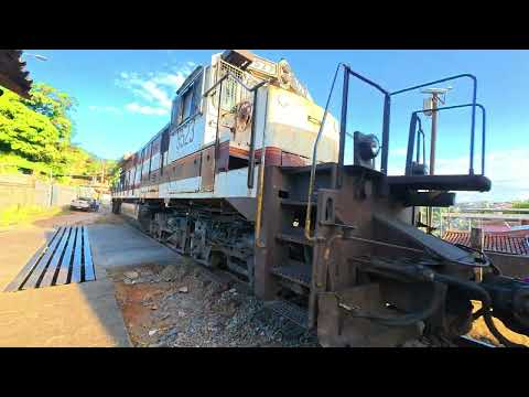 MÁQUINA ACELERANDO AO MÁXIMO NA TRAVESSIA DO ENGENHO DE SERRA EM FORMIGA MG - CENAS FERROVIÁRIAS