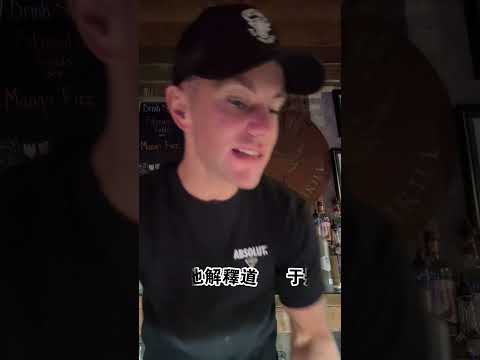 這傢伙拆了紅酒就往冰塊裏倒，他竟說這是在救人？（TT：@thereslbenjispears）