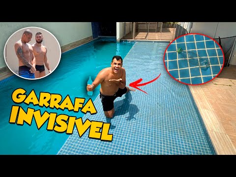 QUEM CONSEGUE ACHAR A GARRAFA INVISÍVEL? DESAFIO NA PISCINA!