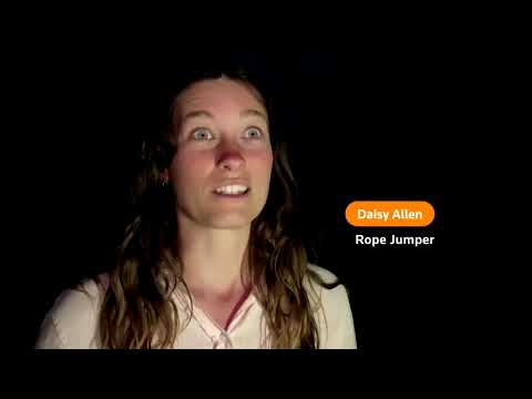 澳洲冒險家們的信心飛躍。 (Aussie adventurers take a leap of faith)