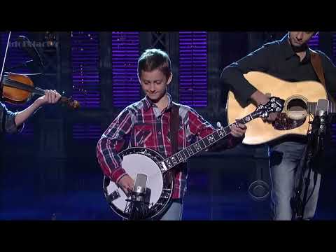 3 FRÈRES, Banjo 9 ans, violon 12 ans et guitare 13 ans.