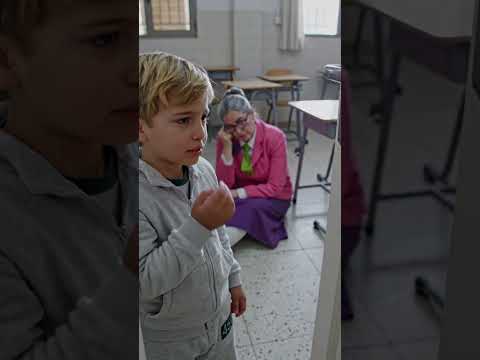 دخلت صف المعلمة الشريرة وسرقتها بس ندمت