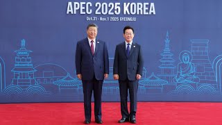 Xi Jinping y presidente de la República de Corea, Lee Jae-myung, se saludan y posan para las cámaras