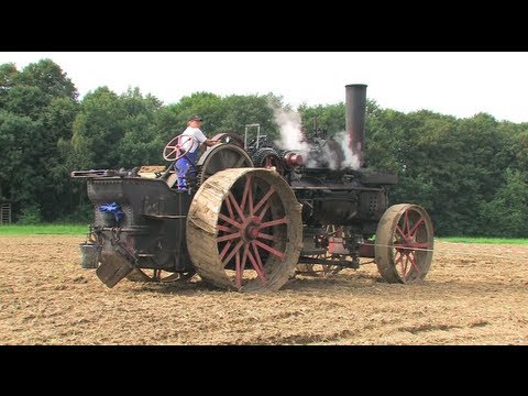 Dampf -Traktor pflügt - Steam Tractor plowing