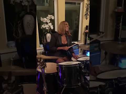 🥁 Le'Andria Johnson and Keke Wyatt on drums