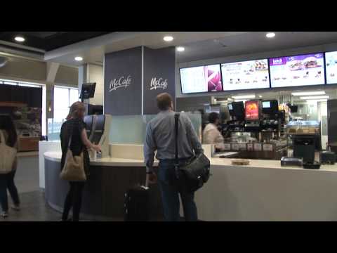 McDonald's recentemente remodelado é inaugurado no Aeroporto John Wayne