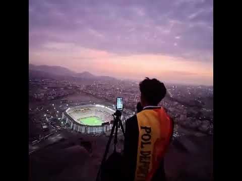 Young Peruvian man narrates Copa Libertadores final from a hilltop