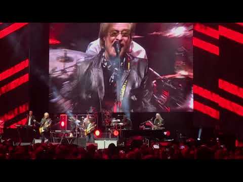 2-28-20 Hall and Oates intro into “Maneater” MSG