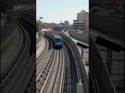Metro de Santiago Línea 2 (NS04) próximo a ingresar a Estación TOESCA
