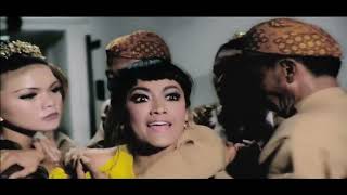 Download lagu Dewi Perssik vs Julia Perrez in the film Arwah Goyang mp3