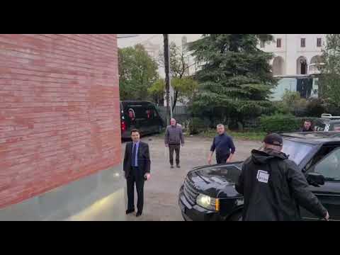 Sot protesta kunder tij! Lulzim Basha shkon në selinë e PD-së, batuta me gazetarët