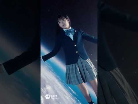 無重力空間に放たれた制服女子