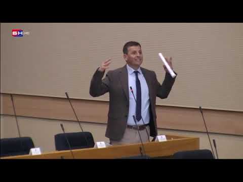 URNEBESNO kako su ulizice potrčale i zakrčile vrata kako bi Dodiku poljubili ruku