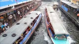 preview picture of video 'バンコクの水上バス（人、満載） Bangkok Canal Boat'