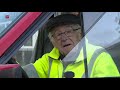 Jarige opa Joop (99) haalt in zijn rode bolide nog steeds oud papier in Almere op