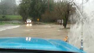 preview picture of video 'FJ60 driving through more water'