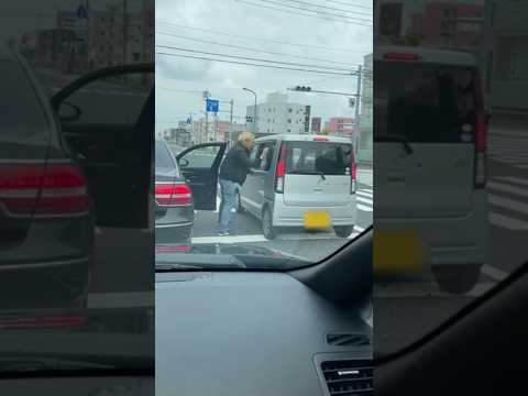 【激怒】「降りてこいオラ！」交差点で前の車にブチギレるヤバい奴に遭遇したらタイミングよく警察がきたｗ  Road Rage in Japan Angry Driver Attacks Car