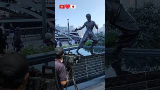 🇭🇰パパは今日もお仕事です。久しぶりにブルースリー像の撮影をしました。以前の蹴りポーズから立ち姿に変わってました👍️ #香港美食旅行