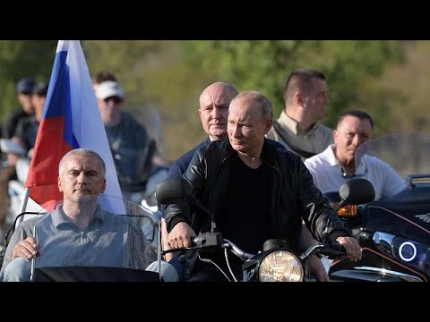 فيديو لبوتين يتجول بدراجة نارية في "القرم" بعيداً من احتجاجات موسكو…
