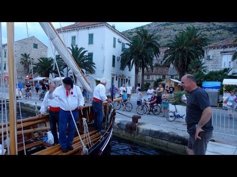 Komiška falkuša vije i zastavu Grada Visa na putu za Španjolsku