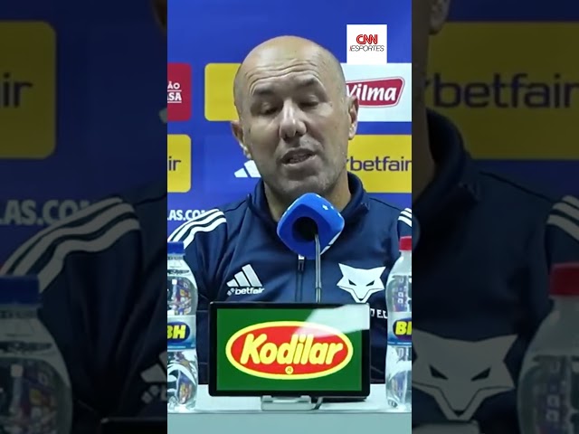 Técnico do Cruzeiro critica arbitragem e abandona coletiva: 