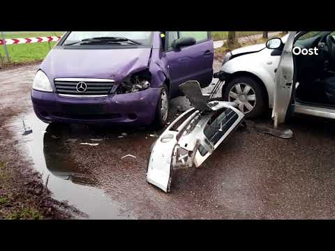 Frontale botsing tussen twee auto's in Glanerbrug