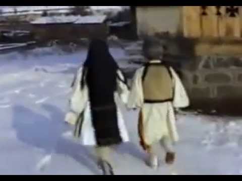 Maria si Tudor Furdui Iancu, la varsta de 6 si 5 ani - Colindand LIVE prin zapada (arhiva personala)