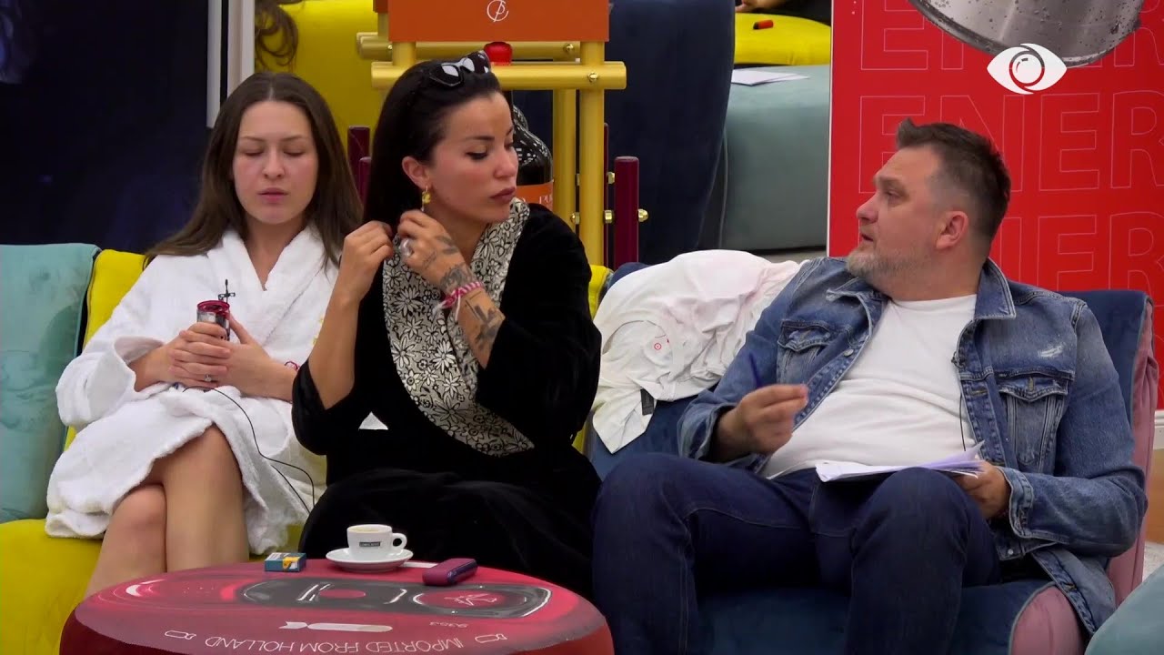 Shfaqja e Portokallisë/ Juli lexon tekstin, si janë ndarë rolet