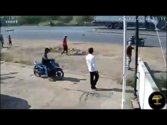 Motociclista queda en el medio de un impresionante choque múltiple y escapa sin un rasguño