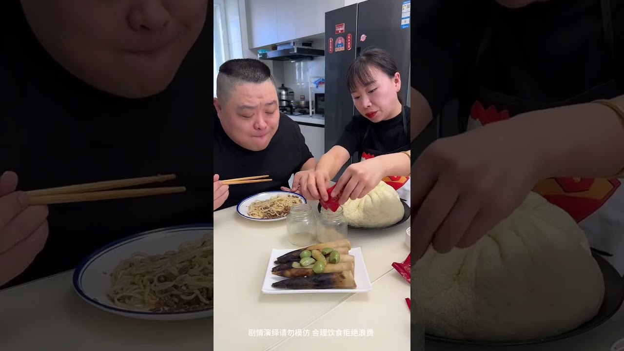 愚かな夫が一口饅頭をかじったが餡がなくて捨ててしまい、割ってみると全部肉で、夫は後悔して泣いた