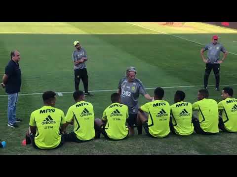 Antes do teino do Flamengo, Jorge Jesus fez questão de cumprimentar todos os jogadores do sub-20