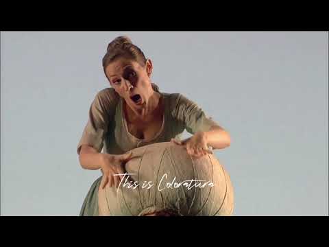 Η Sabine Devieilhe ερμηνεύει την άρια της Blonde από το ζίνγκσπιλ του Wolfgang Amadeus Mozart H αρπαγή από το σεράι, από την παραγωγή της όπερας στο θέατρο της Σκάλας του Μιλάνου, το 2017.