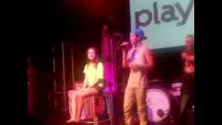 Austin Mahone  Sube chica al escenario y  le  canta One Less Lonely Girl