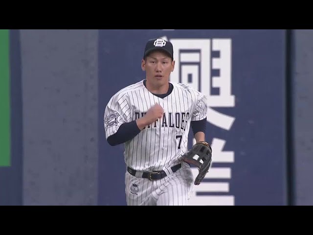 【2回表】外野手の腕の見せ所!! バファローズ・吉田正尚 フェンスを恐れずにナイスキャッチ!! 2022年4月29日 オリックス・バファローズ 対 埼玉西武ライオンズ