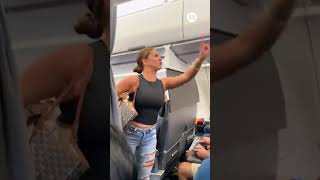 ¿Vio un alien? Mujer se paraliza en vuelo de American Airlines al ver algo que no “era real”
