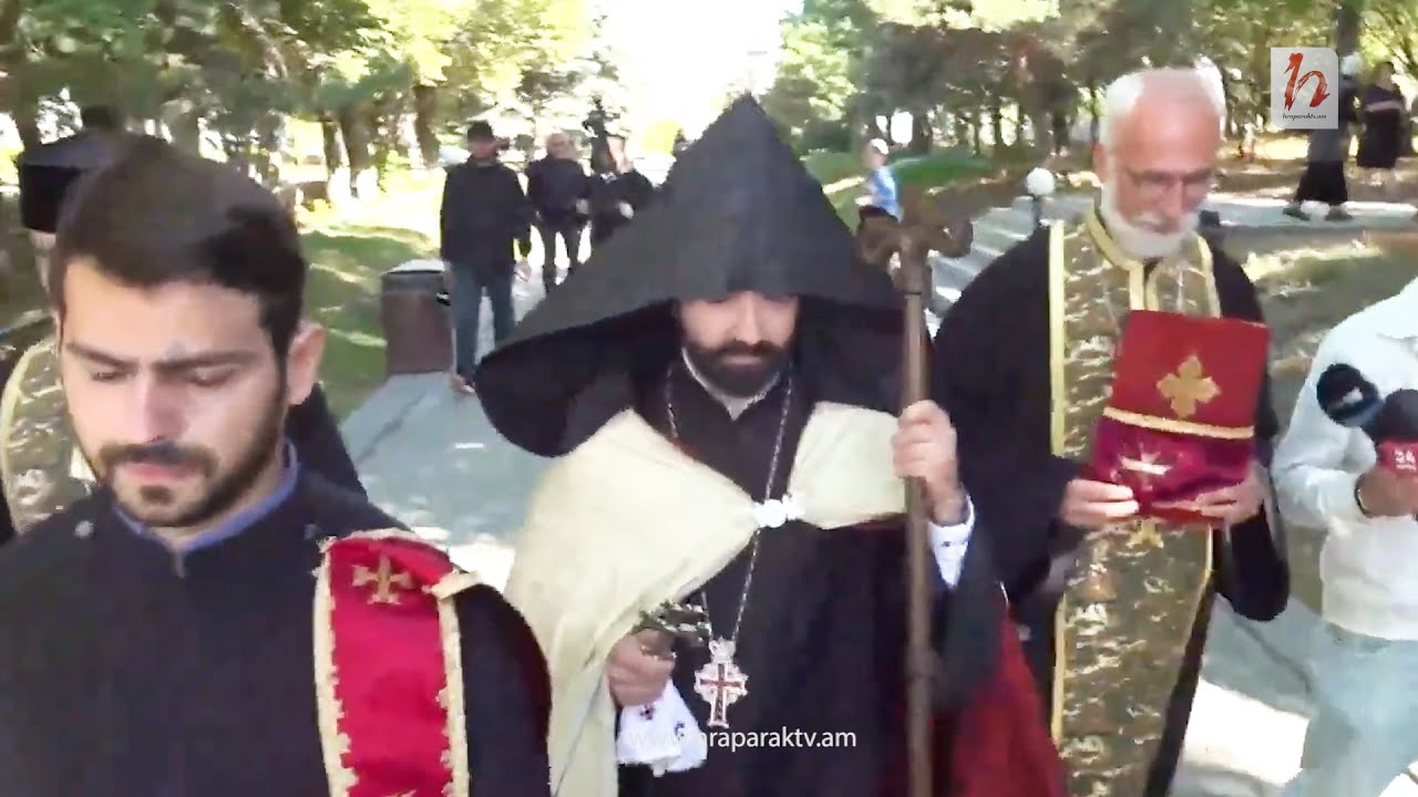 Շատ բան են ասում. հոգևորականը՝ Փաշինյանի՝ Վեհափառին Եկեղեցուց հեռացնելու կոչի մասին
