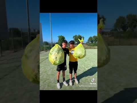 Modugno, ragazzi ripuliscono campo da calcio