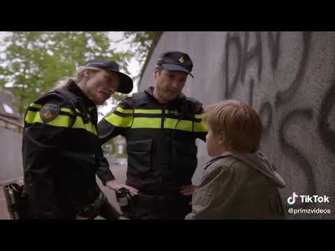 Kleine jongen dist politie