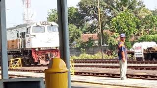 preview picture of video 'KA Galunggung Berhenti di Stasiun Tasikmalaya'