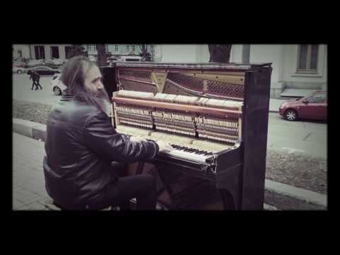 Street piano player in Kiev (Ukraine)