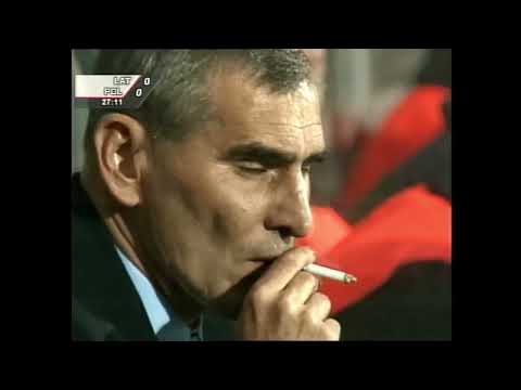 Paweł Janas kopci cygareta