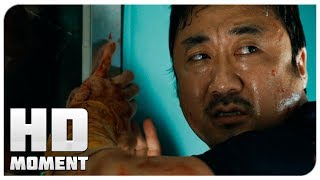Сан Хва укусили - Поезд в Пусан (2016) - Момент из фильма