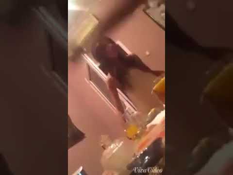 (18+) Kafedə işləyən qızın qulağına şillə vurdu (18+)