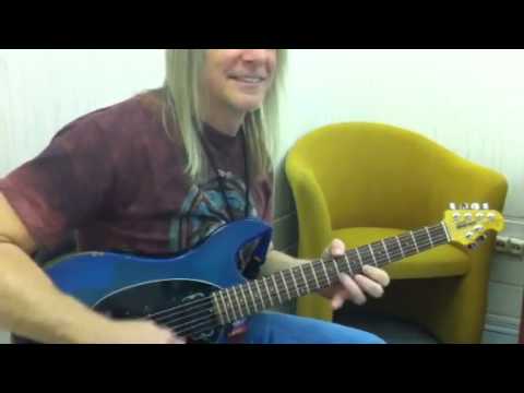 Steve Morse shows  how to play the Highway Star solo