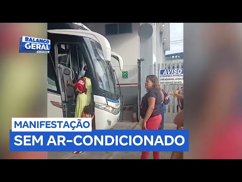 Servidores de Quissamã (RJ) fazem protesto na frente de empresa de ônibus