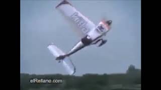 Vliegtuig verliest vleugel Plane looses his wing