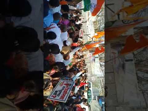 सत्ताधाऱ्यांच्या पारदर्शक कारभाराचा विरोधकांनी गाजरांच्या माळा लावून केला निषेध