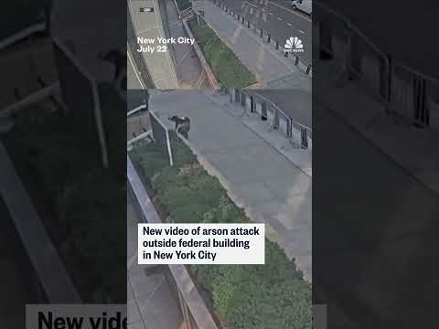 New video of arson attack outside federal building in New York City